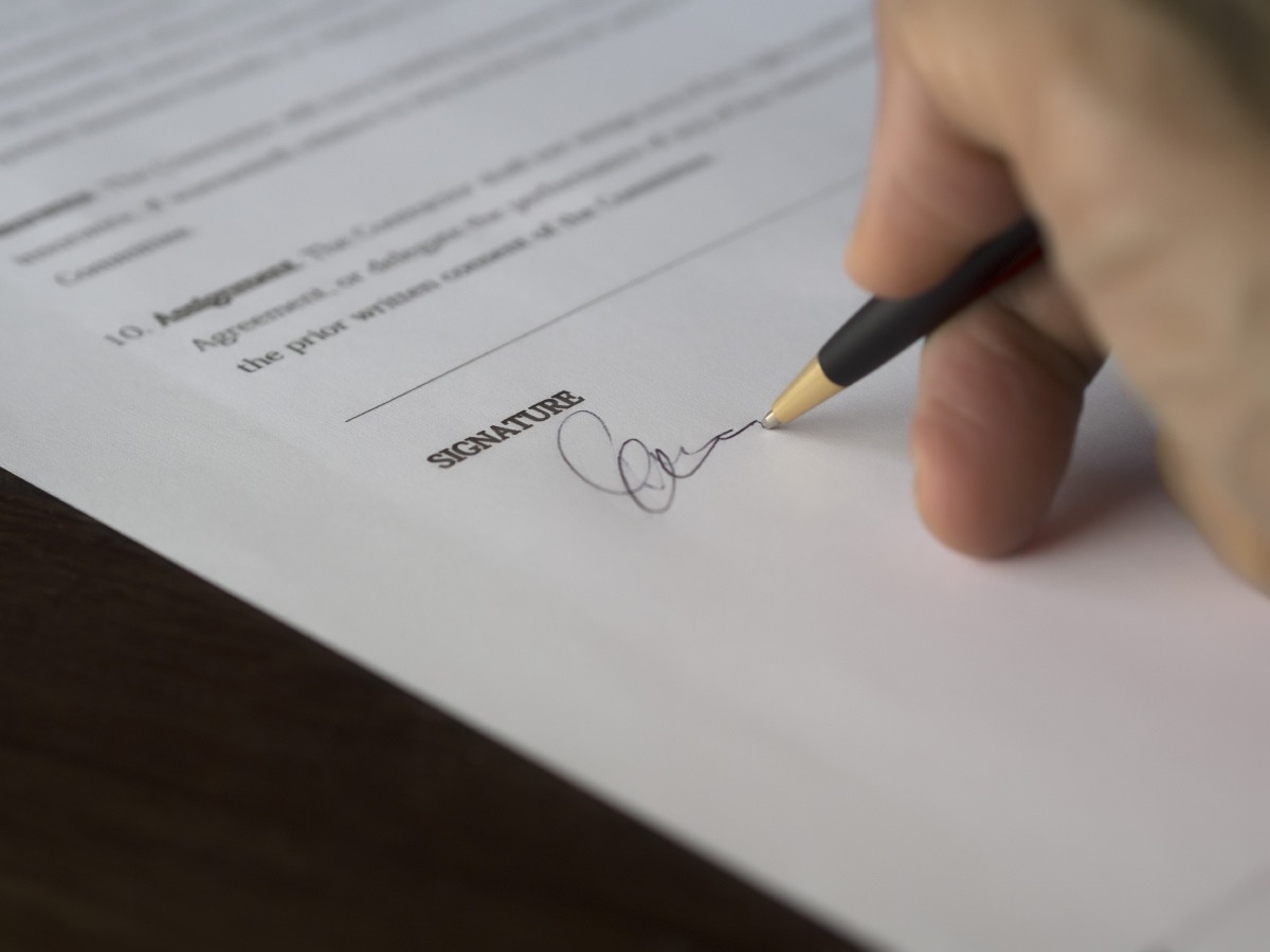 Veja nosso modelo de contrato com fornecedores e entenda o que sua empresa precisa garantir nesse documento
